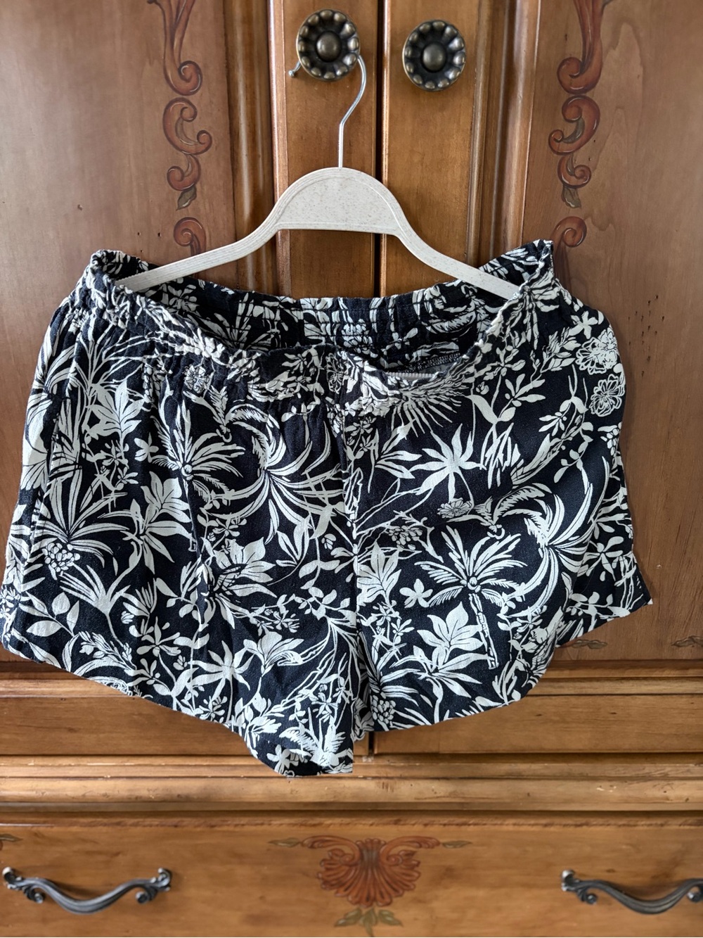 A New Day Black & White Floral Pull-On Shorts